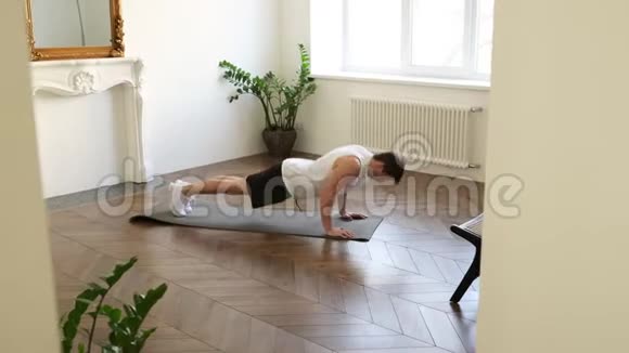 呆在家里年轻人在家里做室内运动锻炼身体视频的预览图