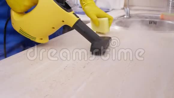 房屋清洁概念工人清洁厨房视频的预览图