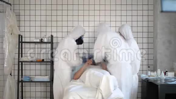科罗纳病毒患者卧床住院视频的预览图