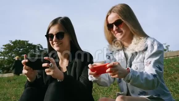 快乐的女性朋友用智能手机玩手机游戏暑假视频的预览图