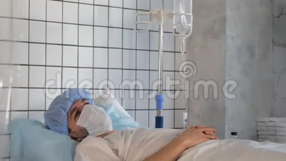 病人躺在床上医生在医院准备注射视频的预览图
