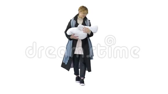 美丽的年轻母亲抱着她的孩子走在白色的背景上视频的预览图