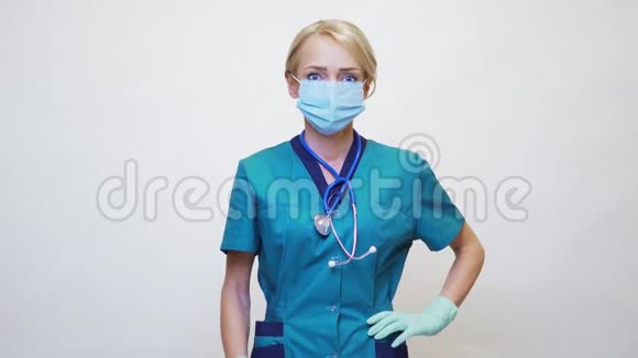 戴防护面罩橡胶或乳胶手套的女医生害怕和压力视频的预览图