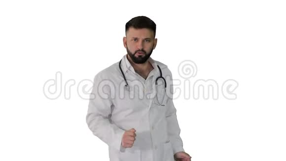 来自中东的年轻医生穿着实验室外套在白色背景上跳舞视频的预览图