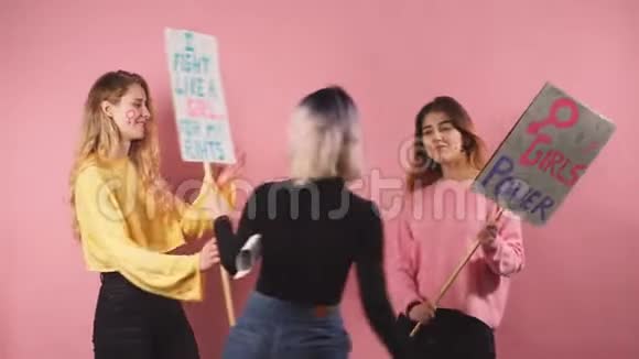 在粉红色背景下孤立的自信女孩女权主义者团体视频的预览图