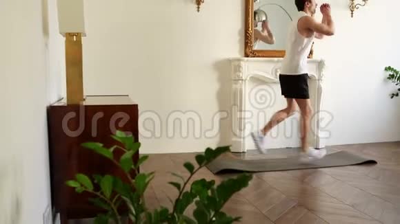 帅哥在家里锻炼做腿部和身体的运动男人房子和幸福的概念视频的预览图