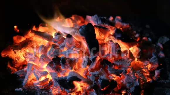 煤炭余烬用木炭生火视频的预览图