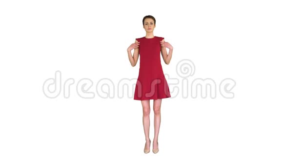 一个穿红色裙子的女孩摆姿势在白色背景上把裙子拉直视频的预览图