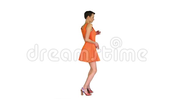 美丽的女人在白色背景上穿着华丽的橙色连衣裙跳舞视频的预览图