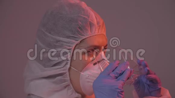 专业女医生戴着面具站在医院的房间里戴着眼镜保健概念实验室视频的预览图