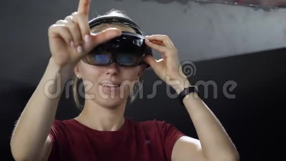年轻的女性虚拟现实工程师开发者佩戴VR耳机创建内容视频的预览图