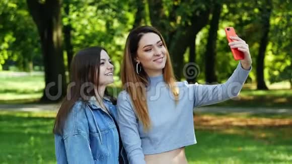 两个现代女孩在社交网络上直播通过手机视频通话博客和视频的预览图