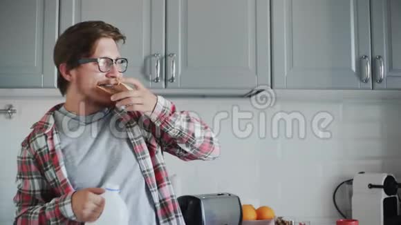 年轻人用巧克力糊吃土司喝塑料瓶的牛奶视频的预览图