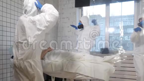 穿着防护服的医生在病房里跳舞视频的预览图