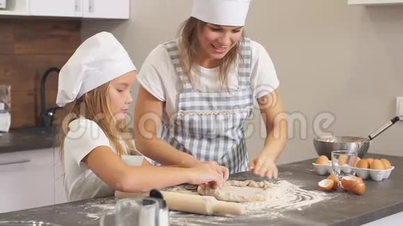创意家庭装扮成厨师在宽敞明亮的厨房里准备节日蛋糕视频的预览图