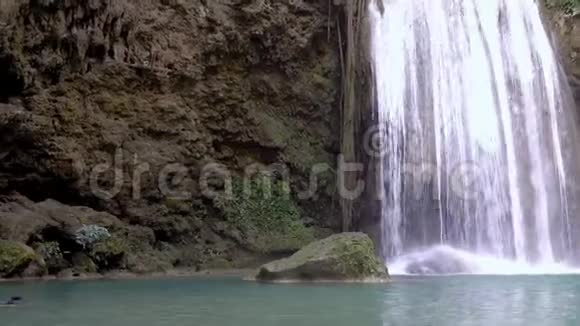 潘和变焦视频一个女人在埃拉万瀑布游泳她在美丽的大自然中放松视频的预览图