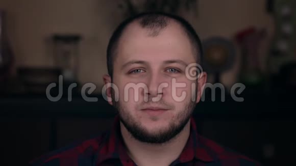 一个穿格子衬衫特写的欧洲人模样的年轻人露出了他的舌头情感概念视频的预览图