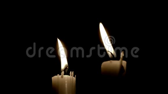 假日蜡烛在黑暗中燃烧视频的预览图