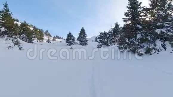 冬季爬山视频的预览图