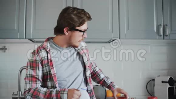 年轻人吃着草莓酱烤面包喝着塑料瓶的牛奶视频的预览图