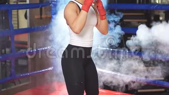 年轻的MMA女孩穿着运动服准备打拳击视频的预览图