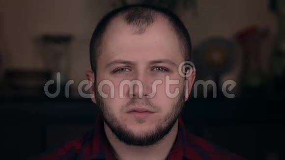 一个穿格子衬衫特写的欧洲人模样的年轻人露出了他的舌头情感概念视频的预览图