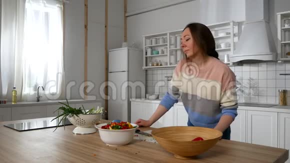 厨房里的女孩在准备沙拉视频的预览图