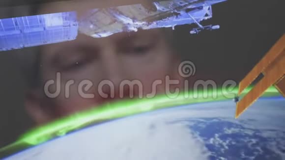 从太空看地球的人的倒影视频的预览图