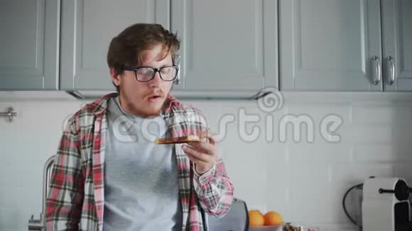 年轻人吃陈腐的面包喝咖啡视频的预览图