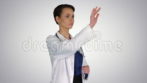 保健医学和技术概念微笑的女医生指着什么或按下想象中的按钮视频的预览图