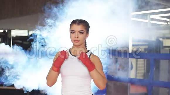 自信的年轻女子拳击训练视频的预览图