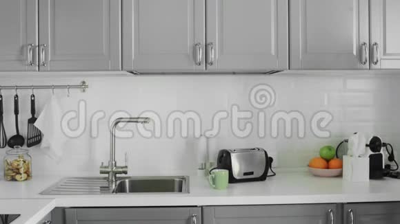 年轻人在厨房里用壶嘴泡茶视频的预览图