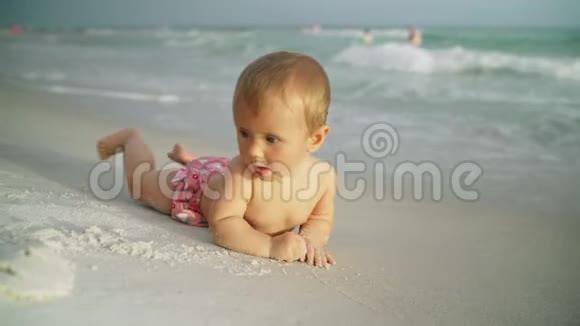 可爱的小女婴在海边靠近海浪美国巴拿马城海滩视频的预览图