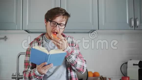 年轻人吃着草莓酱烤面包读着书视频的预览图