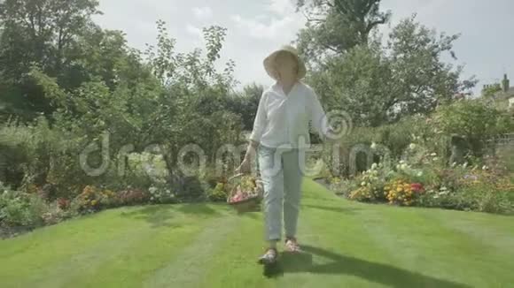 年长的女人穿过她的花园视频的预览图
