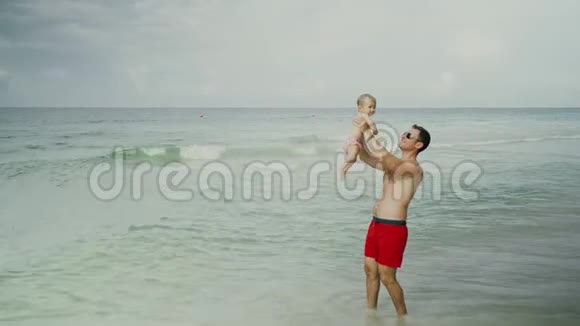 快乐的父亲和他可爱的小女孩在巴拿马城海滩玩得开心视频的预览图