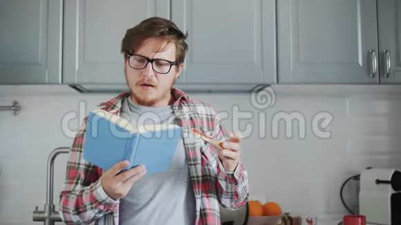 年轻人吃着草莓酱烤面包读着书视频的预览图