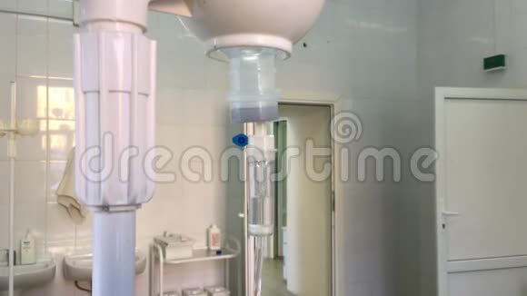 在医院病房里用软管滴管视频的预览图