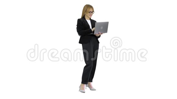 可爱的商务女性在白色背景下使用笔记本电脑视频的预览图