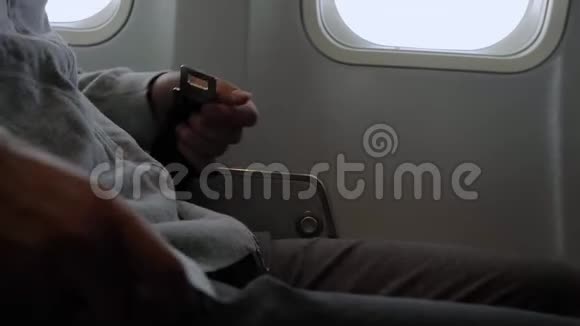 飞机乘客在起飞前系好安全带视频的预览图