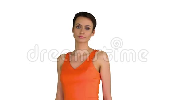 剪短的漂亮女人穿着白色背景的橙色圣女舞视频的预览图