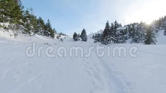 冬季爬山视频的预览图