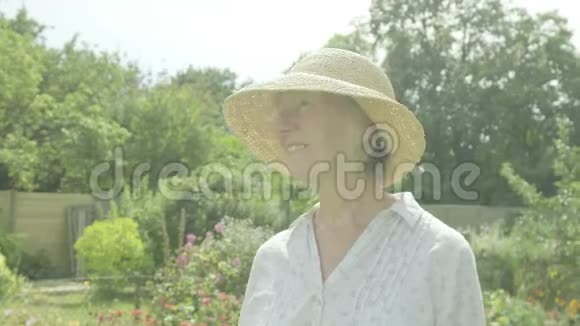 她花园里的高白种人女人视频的预览图