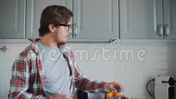 年轻人吃着草莓酱烤面包喝着橙汁视频的预览图