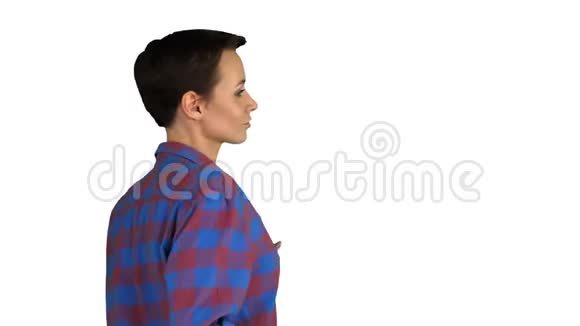 剪短发型的休闲女人在白色背景下跳舞视频的预览图
