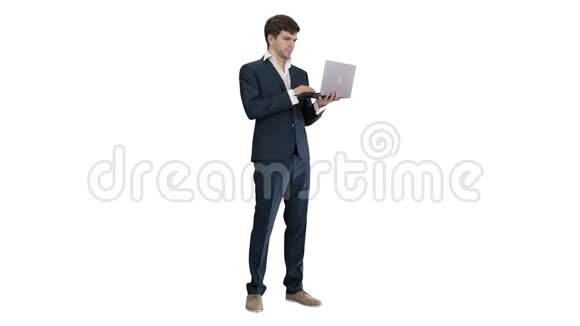 非常兴奋的优雅男人穿着西装手里拿着笔记本电脑白色背景上的成功概念视频的预览图