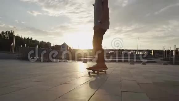 年轻的滑板运动员滑板和跳奥利的把戏和坠落视频的预览图