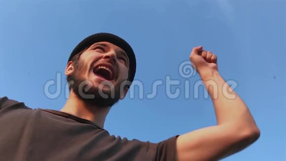 蓝天背景上兴奋的嬉皮士的肖像视频的预览图