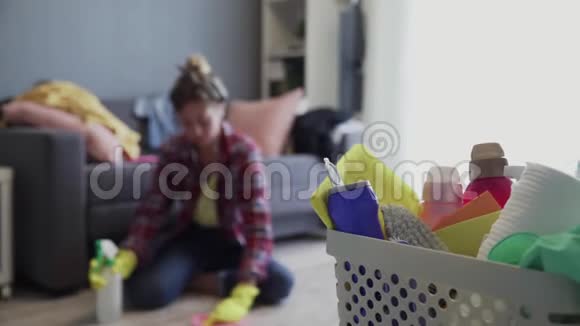 装满海绵和家用化学品的篮子背景模糊的女人视频的预览图