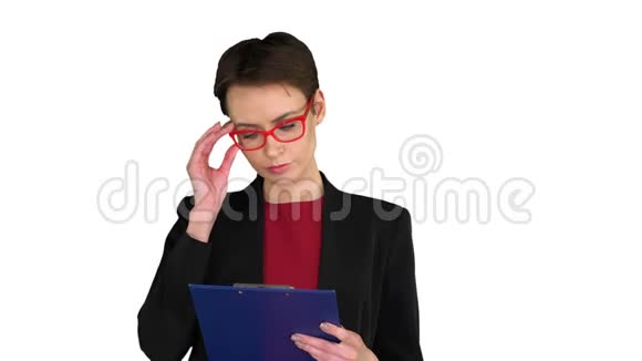 年轻漂亮的女人在白色背景上阅读文件视频的预览图